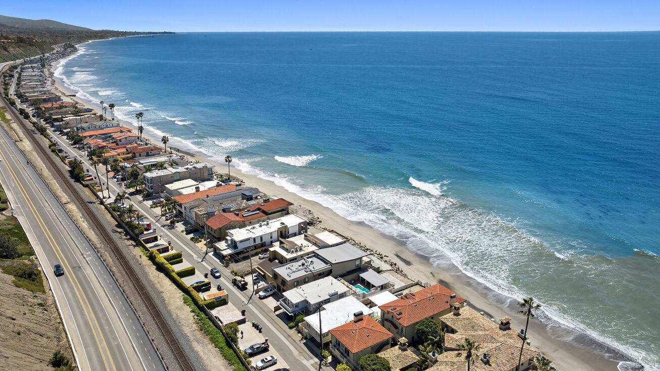 35087 Beach Rd oceanfront exterior